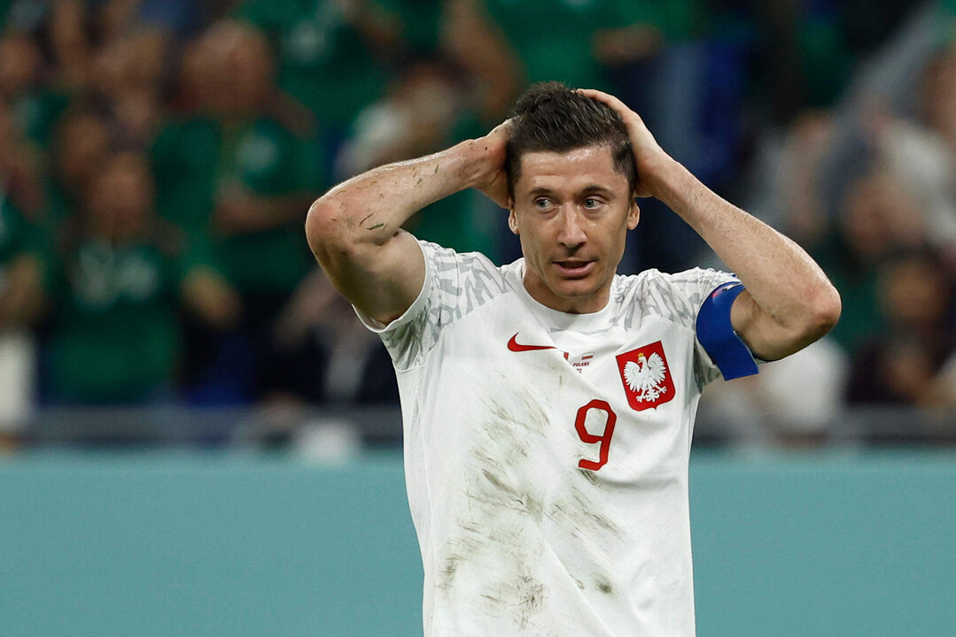 Robert Lewandowski se lamenta tras fallar el penalti contra México. EFE/ José Méndez