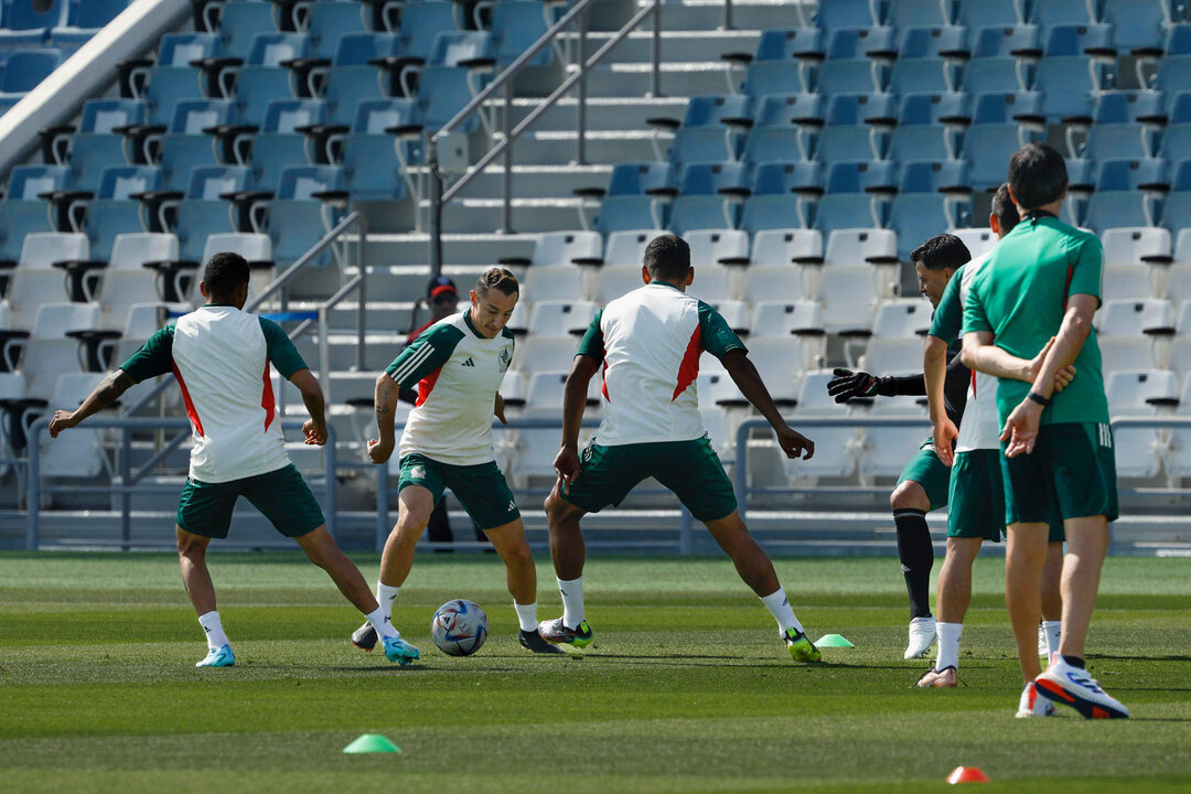 El centrocampista Andrés Guardado participa en el entrenamiento de la selección mexicana celebrado en las el estadio Al Khor en Doha este viernes para preparar su partido contra Argentina correspondiente a la segunda jornada de la fase de grupos del Mundial de Qatar. EFE/ José Méndez