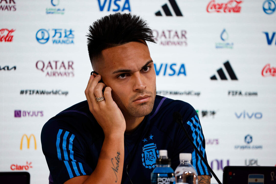 El delantero de la selección argentina, Lautaro Martínez durante la rueda de prensa del equipo en el centro de prensa de Doha, Catar con motivo del partido contra México correspondiente a la segunda jornada de la fase de grupos del Mundial de Qatar 2022 que se disputará. EFE/ José Méndez