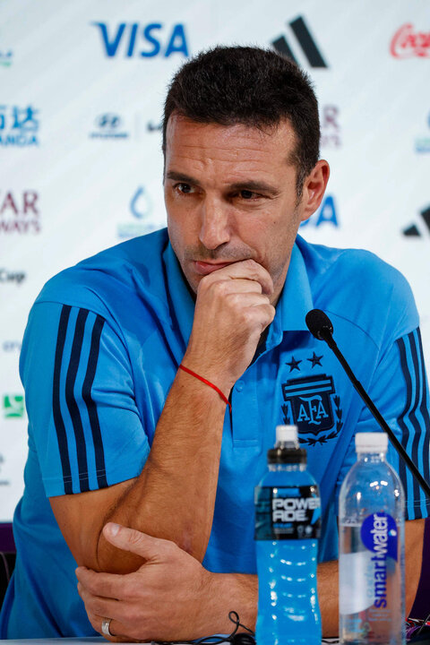 El seleccionador argentino Lionel Scaloni durante la rueda de prensa del equipo en el centro de prensa de Doha, Catar con motivo del partido contra México correspondiente a la segunda jornada de la fase de grupos del Mundial de Qatar 2022 que se disputará mañana. EFE/ José Méndez