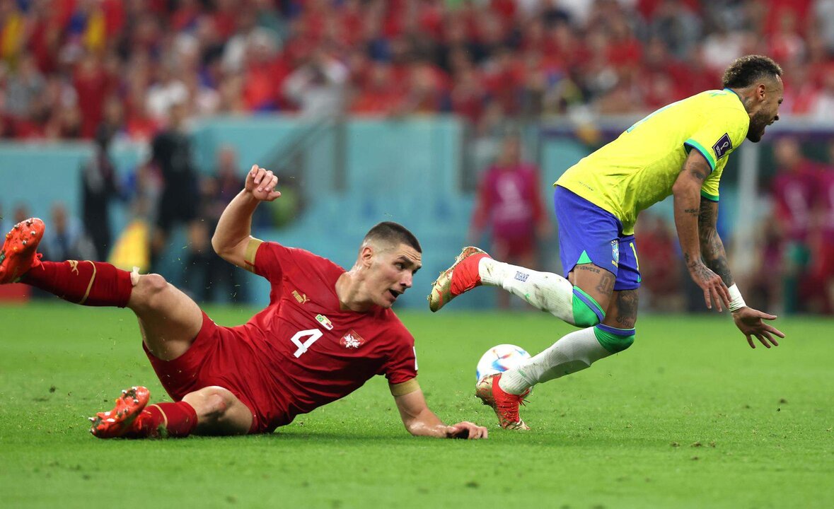 Neymar (D), durante el partido del Mundial de Qatar 2022 que enfrentó a Brasil contra Serbia en una acción con Nikola Milenkovic.EFE/EPA/Tolga Bozoglu