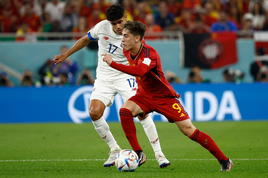 Gavi (D) disputa un balón con Yeltsin Tejeda, de Costa Rica, en el partido que enfrentó a España con Costa Rica.EFE/Jose Mendez