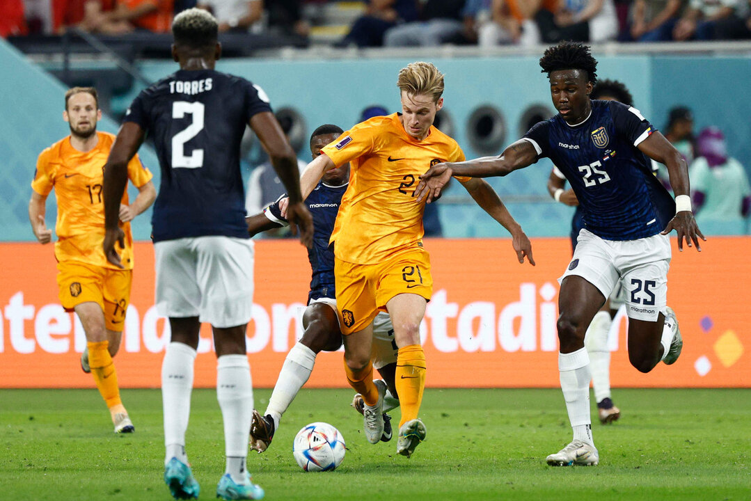 Frenkie De Jong (c), de Países Bajos, disputa un balón con Jackson Porozo (d), de Ecuador, en el partido de la fase de grupos del Mundial entre ambas selecciones en Doha. EFE/ Rodrigo Jiménez