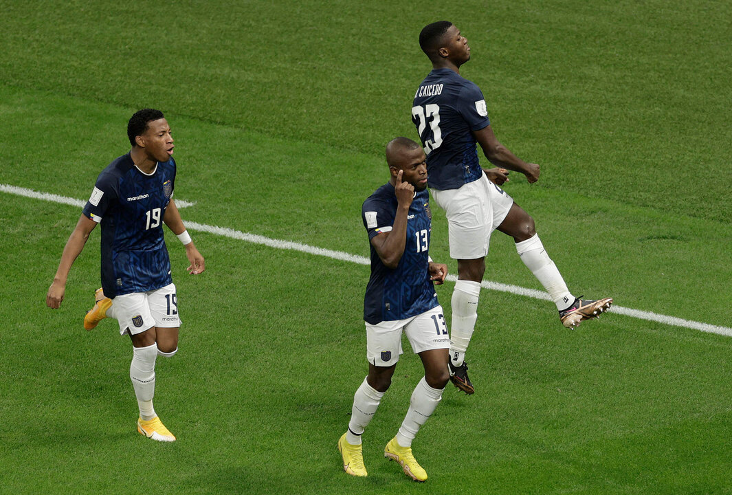 Enner Valencia (C), de Ecuador, clebra un gol contra Países Bajos en el Mundial de Qatar 2022. EFE/ Antonio Lacerda