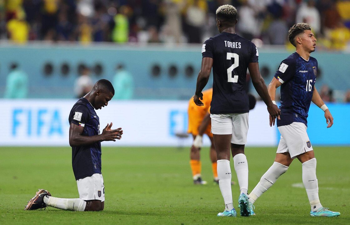 Moisés Caicedo (I) de Ecuador tras el partido del Mundial contra Países Bajos EFE/EPA/Friedemann Vogel