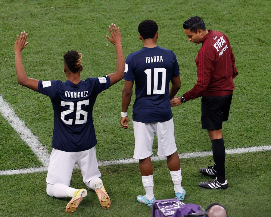 Romario Ibarra, de Ecuador, en el centro de la imagen, durante el partido ante Países Bajos.EFE/EPA/Rungroj Yongrit