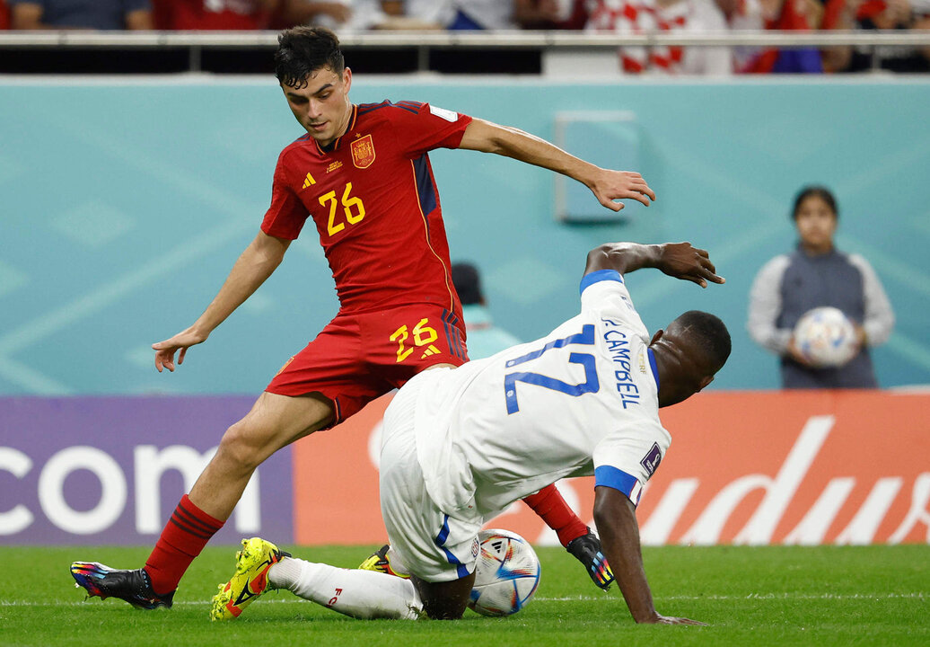 Pedri (I) disputa un balón a Joel Campbell durante el partido del Mundial contra Costa Rica en Doha. EFE/Jose Mendez