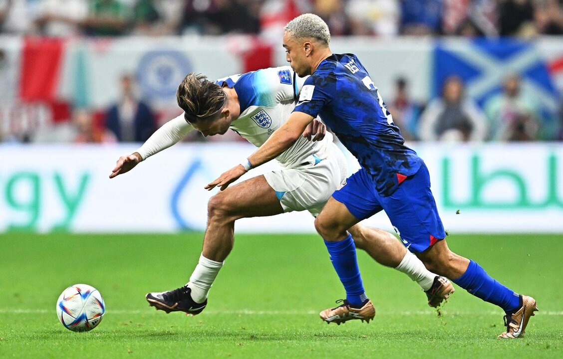 Sergino Dest (d), de Estados Unidos, durante el partido del Mundial de Qatar ante Inglaterra. EFE/EPA/Noushad Thekkayil