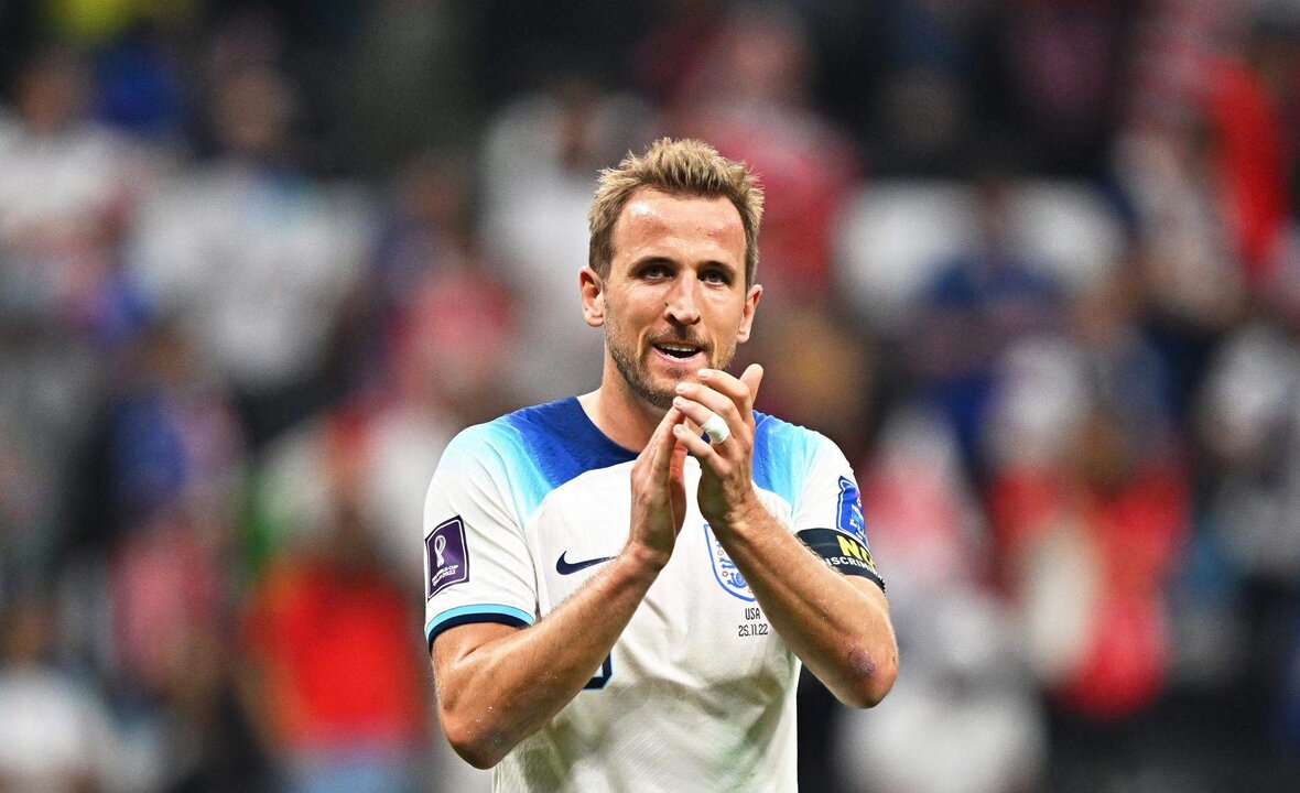 Harry Kane aplaude a los aficionados de Inglaterra después del partido ante Estados Unidos. EFE/EPA/Noushad Thekkayil