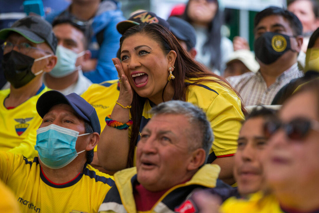 Ecuatorianos se reúnen para ver el encuentro de Ecuador contra Países Bajos, durante un partido del grupo A del mundial Qatar 2002, hoy en Quito (Ecuador). EFE/José Jácome