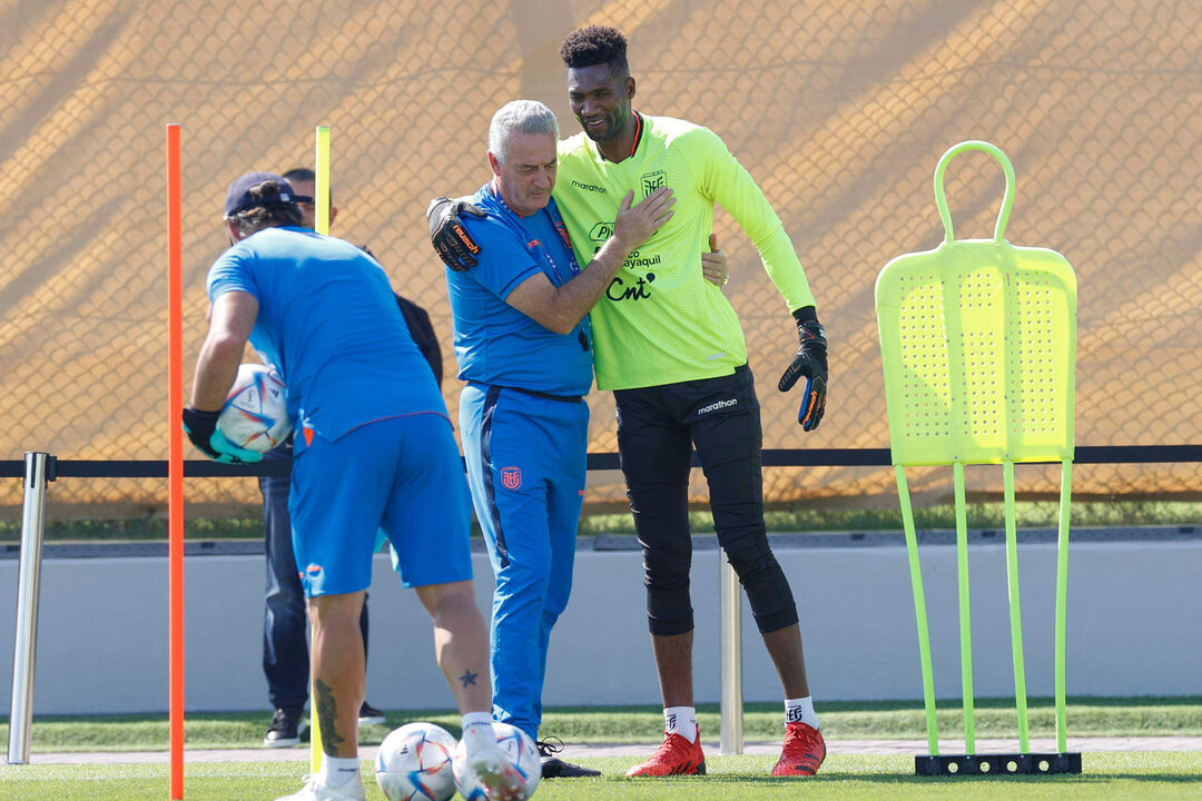 El seleccionador de Ecuador, Gustavo Alfaro, abraza al portero, Alexandre Domínguez, durante un entrenamiento de su equipo este sábado en Doha. EFE/ Esteban Biba