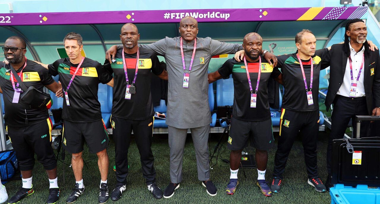 Rigobert Song, con el cuerpo técnico camerunés. EFE/EPA/Abir Sultan