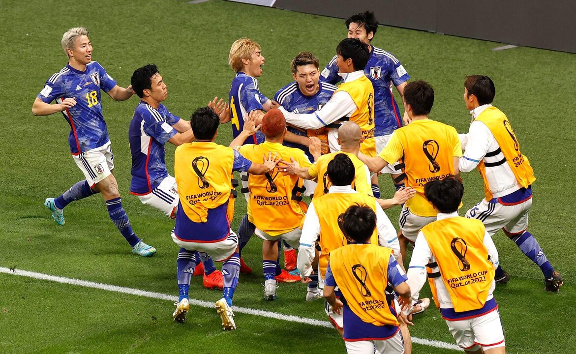 Ritsu Doan (C) de Japón celebr el empate durante el partido de fútbol entre Alemania y Japón en Khalifa Estadio Internacional en Doha, Qatar, EFE/EPA/Rungroj Yongrit