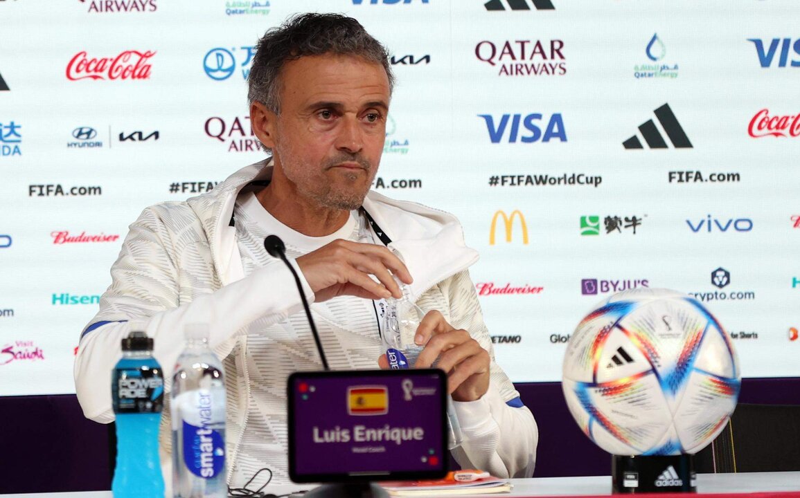 Luis Enrique llega para una rueda de prensa en el Qatar Centro de Convención Nacional (QNCC) en Doha, Qatar, 26 noviembre 2022. EFE/EPA/ABEDIN TAHERKENAREH