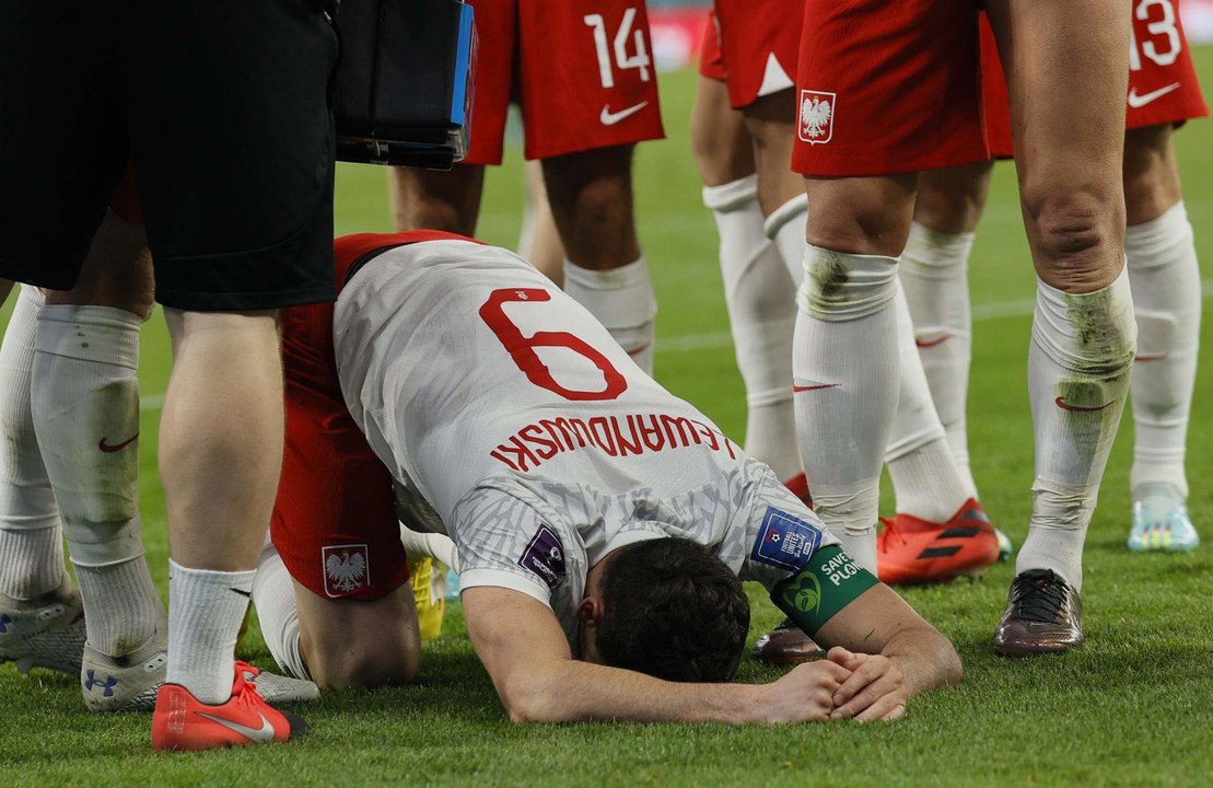 Robert Lewandowski de Polonia celebra el 2-0 durante el partido de fútbol entre Polonia y Arabia Saudí en Estadio de Ciudad de la Educación en Doha, EFE/EPA/Ronald Wittek