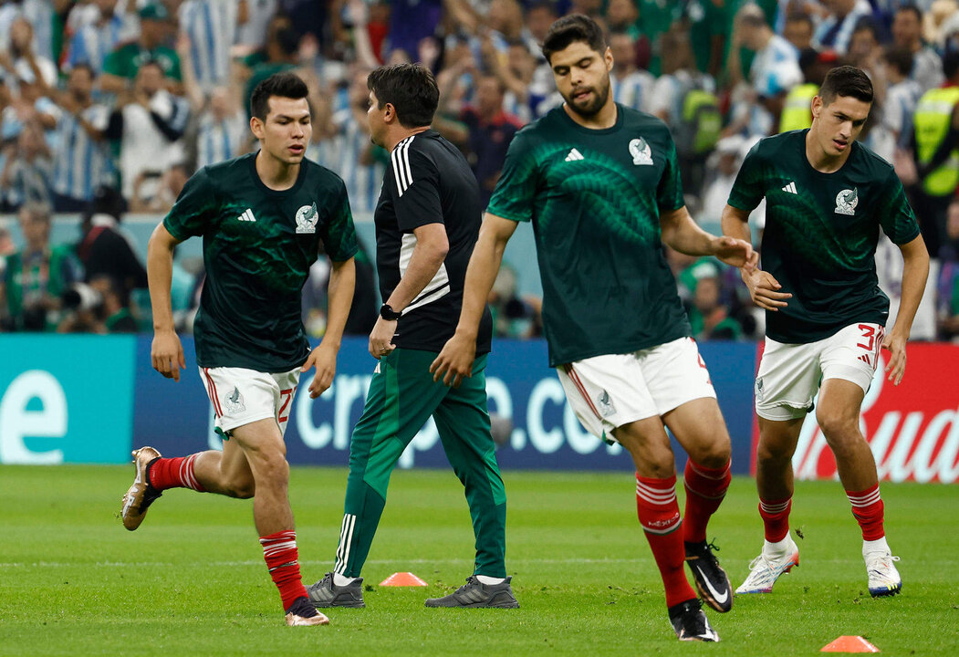 Jugadores de México calientan hoy, antes de un partido de la fase de grupos del Mundial de Fútbol Qatar 2022 entre Argentina y México en el estadio de Lusail (Catar). EFE/José Méndez