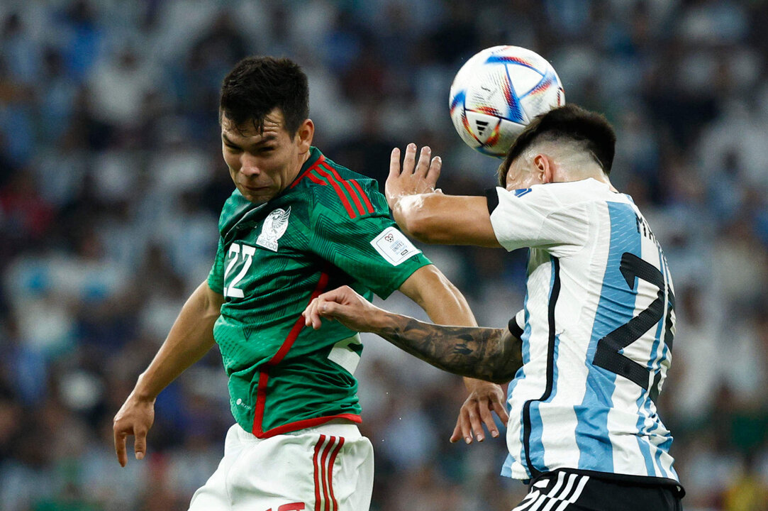 GR6004. LUSAIL (CATAR), 26/11/2022.- Lisandro Martinez (d) de Argentina disputa un balón con Hirving Lozano de México hoy, en un partido de la fase de grupos del Mundial de Fútbol Qatar 2022 entre Argentina y México en el estadio de Lusail (Catar). EFE/ Rodrigo Jiménez