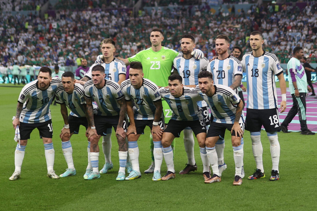 GR6023. LUSAIL (CATAR), 26/11/2022.- Jugadores de Argentina posan hoy, en un partido de la fase de grupos del Mundial de Fútbol Qatar 2022 entre Argentina y México en el estadio de Lusail (Catar). EFE/ Juan Ignacio Roncoroni