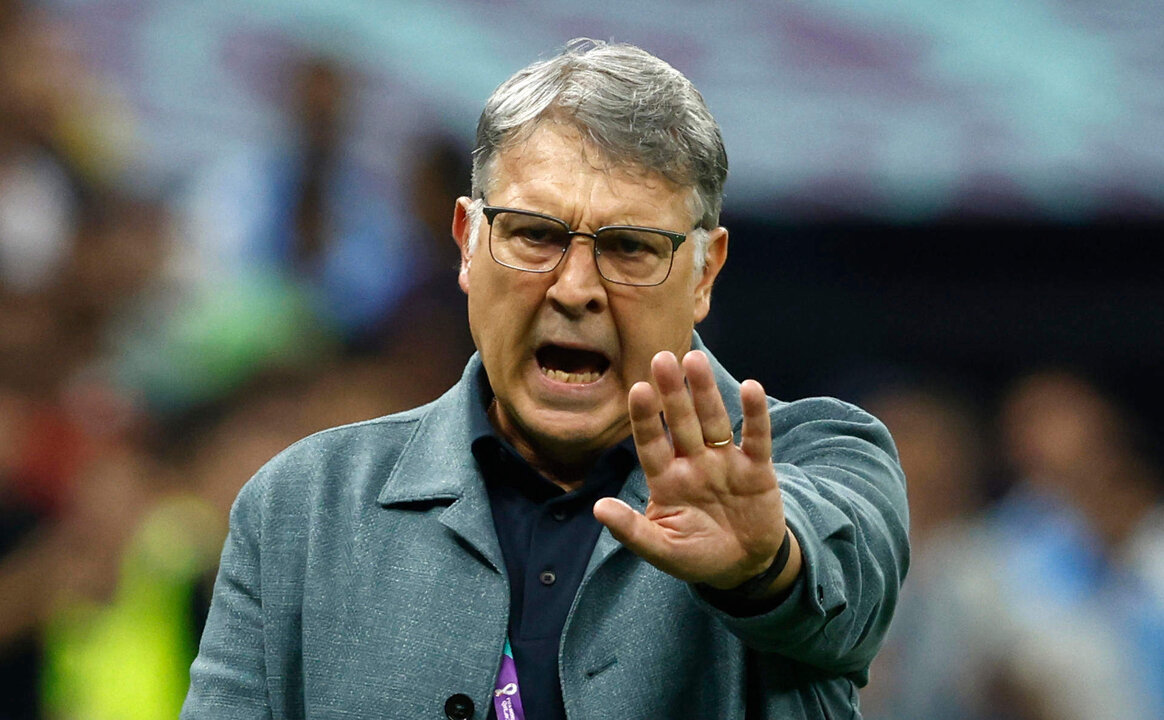 El seleccionador de México Gerardo Martino reacciona hoy, en un partido de la fase de grupos del Mundial de Fútbol Qatar 2022 entre Argentina y México en el estadio de Lusail (Catar). EFE/José Méndez