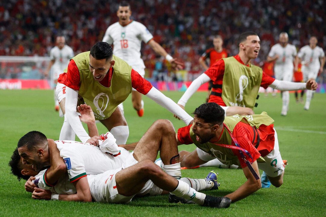 Zakaria Aboukhlal (L) de Marruecos celebra con sus compañero el 2-1 en Al Thumama Estadio en Doha, Qatar, 27 noviembre 2022. EFE/EPA/Rungroj Yongrit