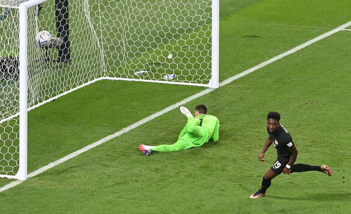 Alphonso Davies de Canadá celebra el 1-0 en Khalifa Estadio Internacional en Doha, Catar. EFE/EPA/Neil Sala