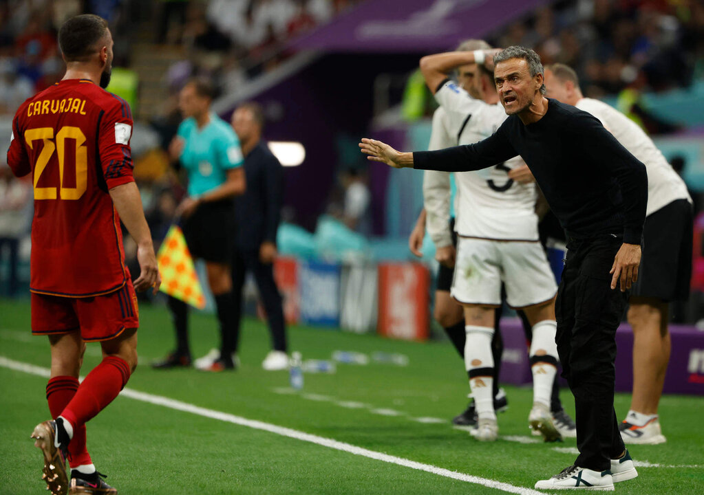 El seleccionador de España Luis Enrique (d) dirige hoy, en un partido de la fase de grupos del Mundial de Fútbol Qatar 2022 entre España y Alemania en el estadio Al Bait en Al Khor (Catar). EFE/ Juanjo Martin