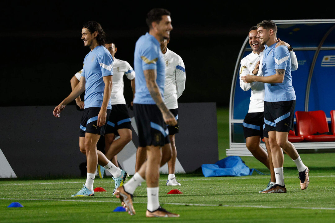 Los jugadores de la selección de fútbol de Uruguay Fede Valverde (d) y Edinson Cavani (i) participan en un entrenamiento de su equipo este domingo en el estadio de Al Erssal en Doha (Catar). EFE/ Rodrigo Jiménez