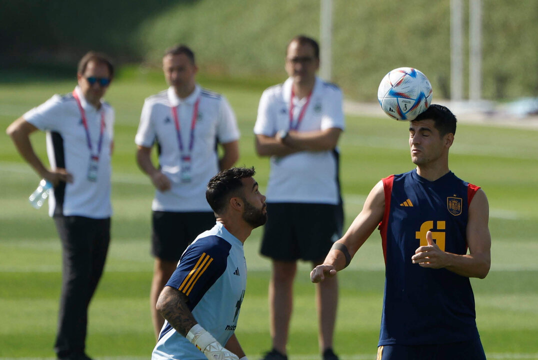 El portero de la selección española de fútbol David Raya y el delantero Álvaro Moata durante una sesión de entrenamiento celebrada en la Universidad de Catar, en Doha. El equipo prepara su próximo enfrentamiento del Grupo E del Mundial FIFA Qatar 2022 contra Japón del próximo 1 de diciembre. EFE/ Juanjo Martín