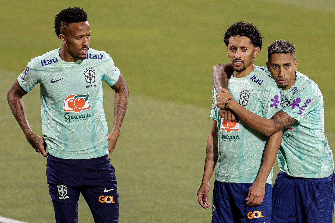 Los jugadores de la selección brasileña de fútbol Eder Militão, Marquinhos y Raphinha participan del entrenamient en el estadio Grand Hamad de Doha (Catar). EFE/ Antonio Lacerda