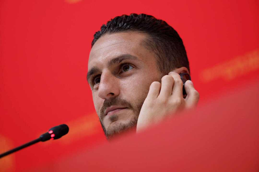 El jugador de la selección de fútbol de España Koke Resurrección durante la rueda de prensa posterior al entrenamiento del equipo este martes en Qatar University Doha (Catar). EFE/ JUANJO MARTIN