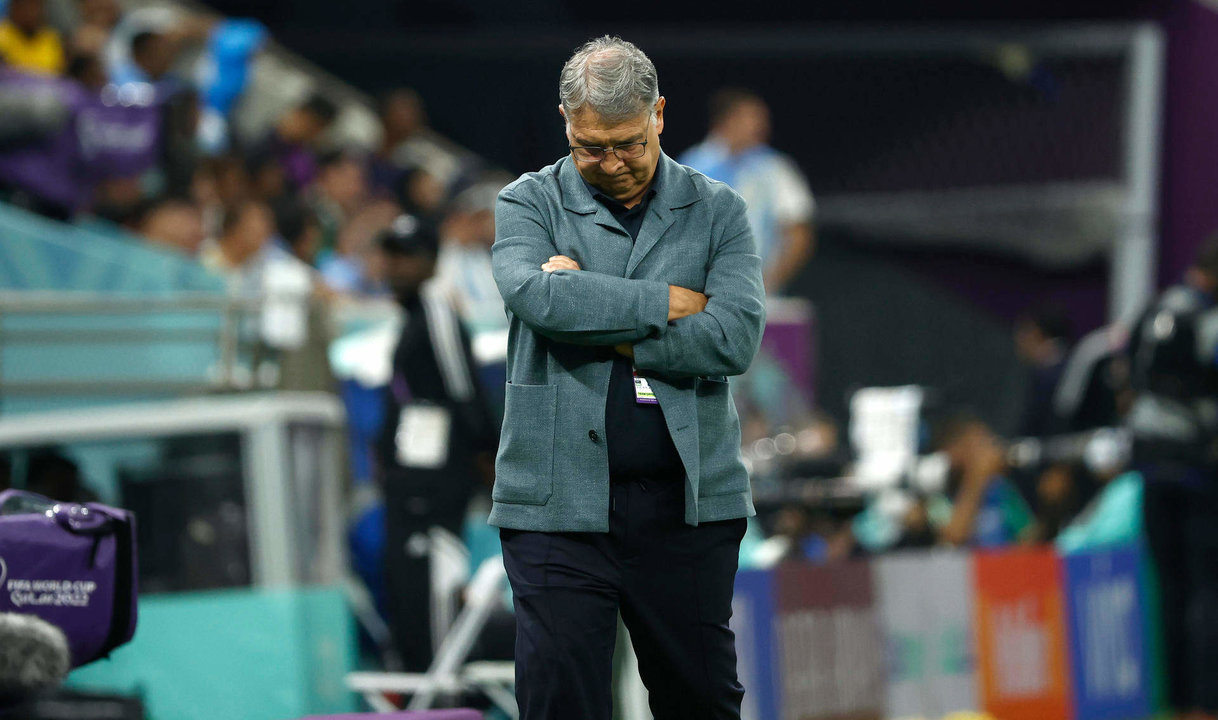 El seleccionador de México Gerardo , en el partido de la fase de grupos del Mundial de Fútbol Qatar 2022 entre Argentina y México en el estadio de Lusail (Catar). EFE/José Méndez