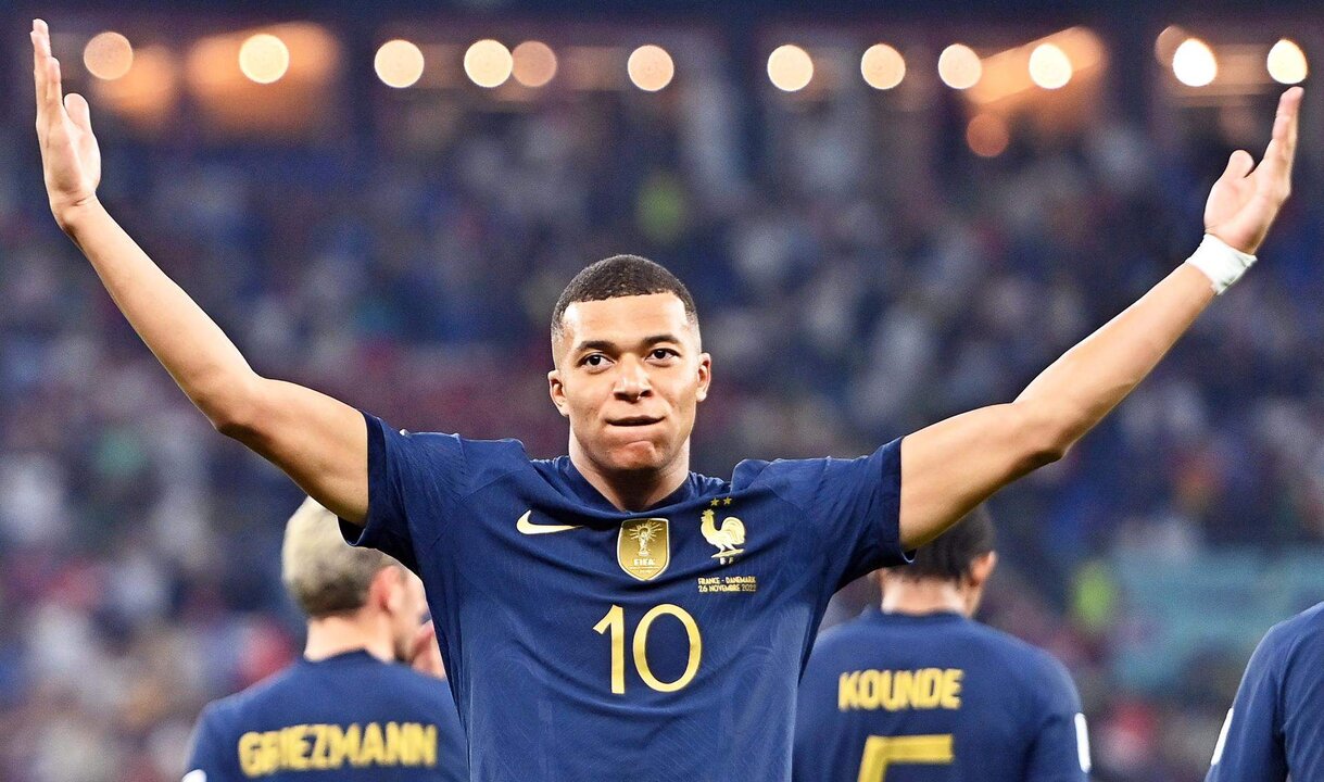 El delantero francés Kylian Mbappe celebra tras anotar la ventaja de 1-0 durante el partido de fútbol del grupo D de la Copa Mundial de la FIFA 2022 entre Francia y Dinamarca en el Estadio 947 de Doha, Qatar, el 26 de noviembre de 2022. EFE/Noushad Thekkayil