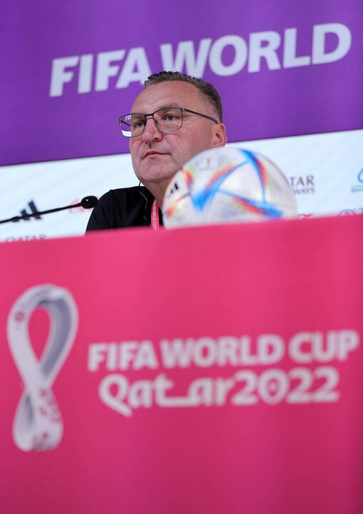 Czeslaw Michniewicz, seleccionador de Polonia, durante la rueda de prensa de este martes antes del encuentro Polonia-Argentina, que dirimirá el pase de ambos equipos a los octavos de final de la Copa del Mundo. EFE/EPA/Friedemann Vogel