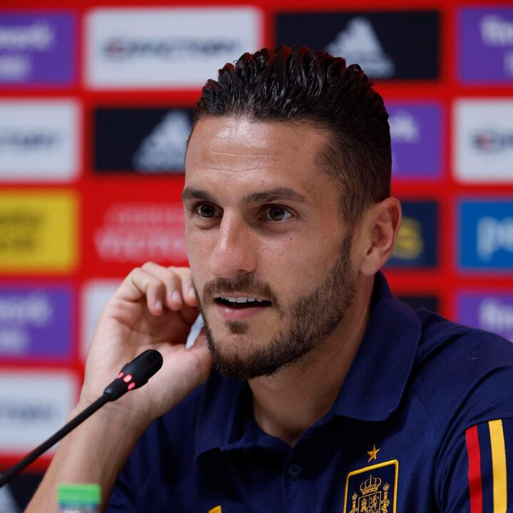 El jugador de la selección de fútbol de España Koke Resurrección durante la rueda de prensa este martes en Catar.EFE/ JUANJO MARTIN