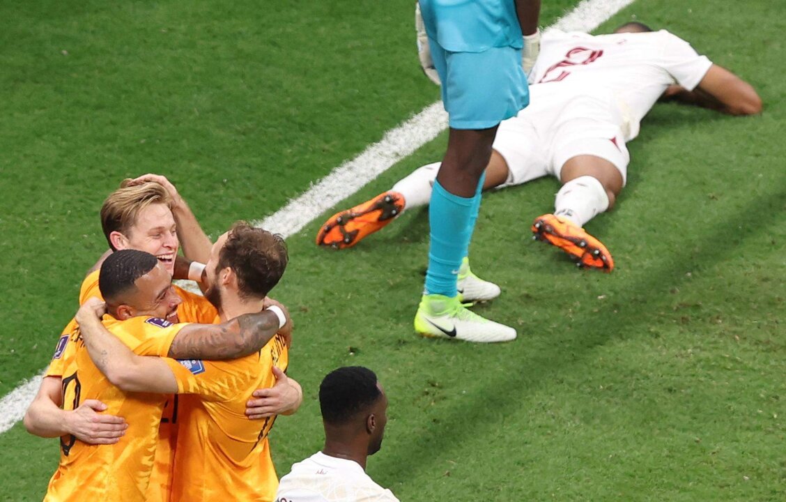 Frenkie De Jong (2-L) celebra con sus compañerossu gol en el estadio Al Bayt Estadio EFE/EPA/Tolga Bozoglu