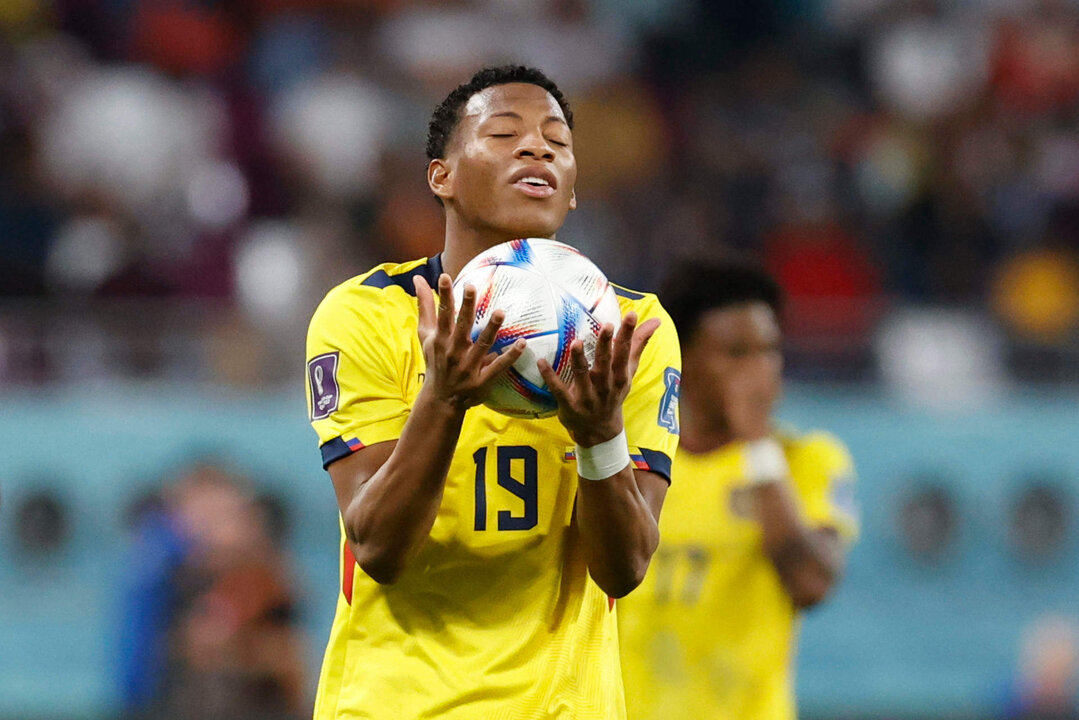 Gonzalo Plata de Ecuador reacciona hoy, en un partido de la fase de grupos del Mundial de Fútbol Qatar 2022 entre Ecuador y Senegal en el estadio Internacional Jalifa en Doha (Catar). EFE/ Esteban Biba