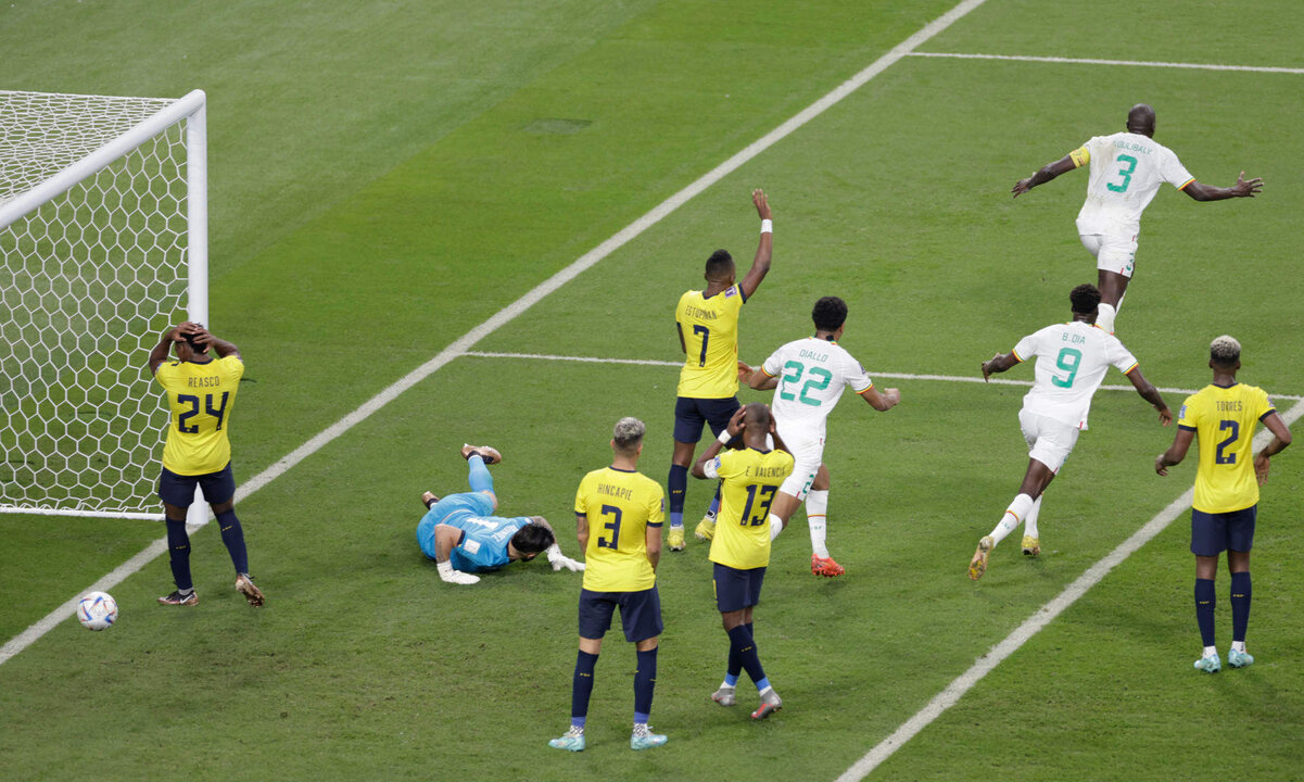 Kalidou Koulibaly (arriba), de Senegal, fue registraddo este martes, 29 de noviembre, al celebrar un gol que le anotó a Ecuador, durante un partido del grupo A del Mundial FIFA de Qatar 2022, en el Estadio Internacional Khalifa, en Doha (Catar). EFE/Antonio Lacerda