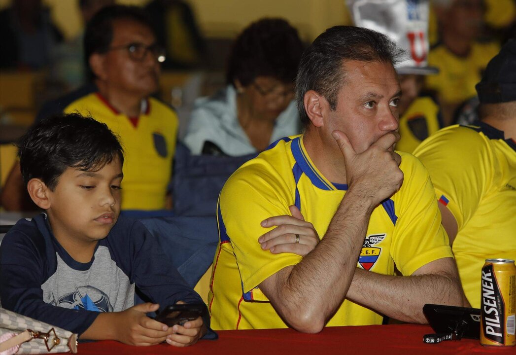 Aficionados de la selección ecuatoriana de fútbol se lamentan tras la derrota ante Senegal y posterior eliminación del Mundial de Qatar 2022, hoy, en Quito (Ecuador). EFE/Santiago Fernández