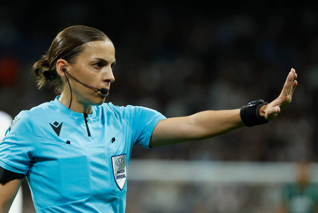 La árbitra francesa Stéphanie Frapparen el Santiago Bernabéu en Madrid. EFE/ Juanjo Martín /Archivo