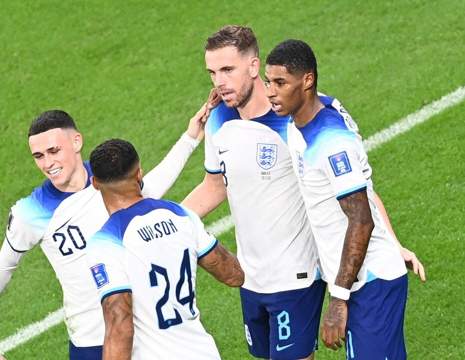 Marcus Rashford (R) de Inglaterra celebra el 3-0 en Estadio de Ali de cubo de Ahmad en Doha, Qatar, 29 noviembre 2022. (Mundial de Fútbol, Catar) EFE/EPA/Georgi Licovski