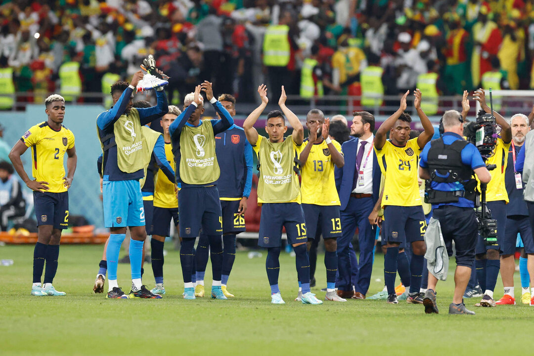 Jugadores de Ecuador saludan a los aficionados al final del partido de la fase de grupos del Mundial de Fútbol Qatar 2022 entre Ecuador y Senegal