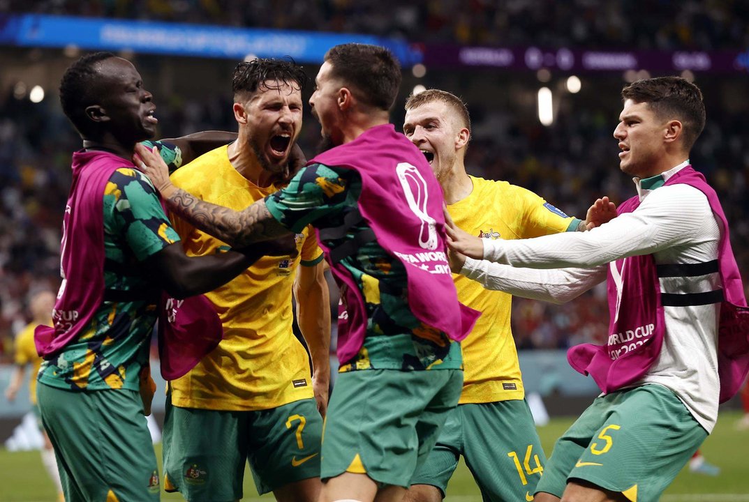 Mathew Leckie (2L) de Australia celebra con sus compañeros el 1-0 en Al Janoub Estadio en Al Wakrah, Qatar, 30 noviembre 2022. EFE/EPA/Rolex dela Pena