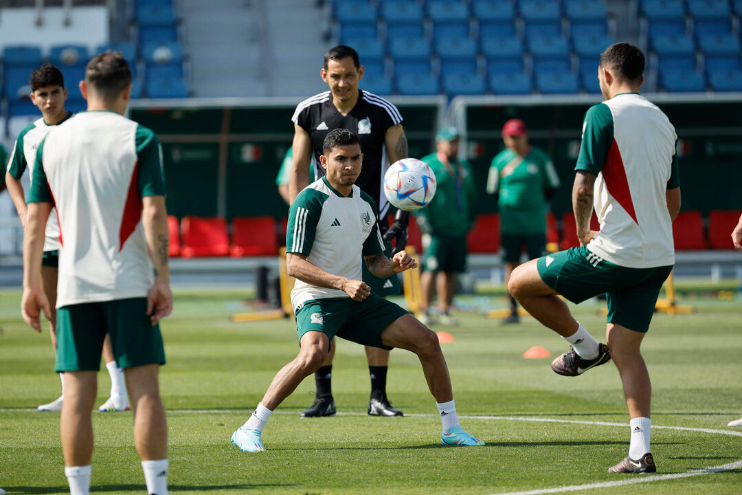 l centrocampista Orbelín Pineda (c) participa en el entrenamiento de la selección mexicana EFE/ José Méndez