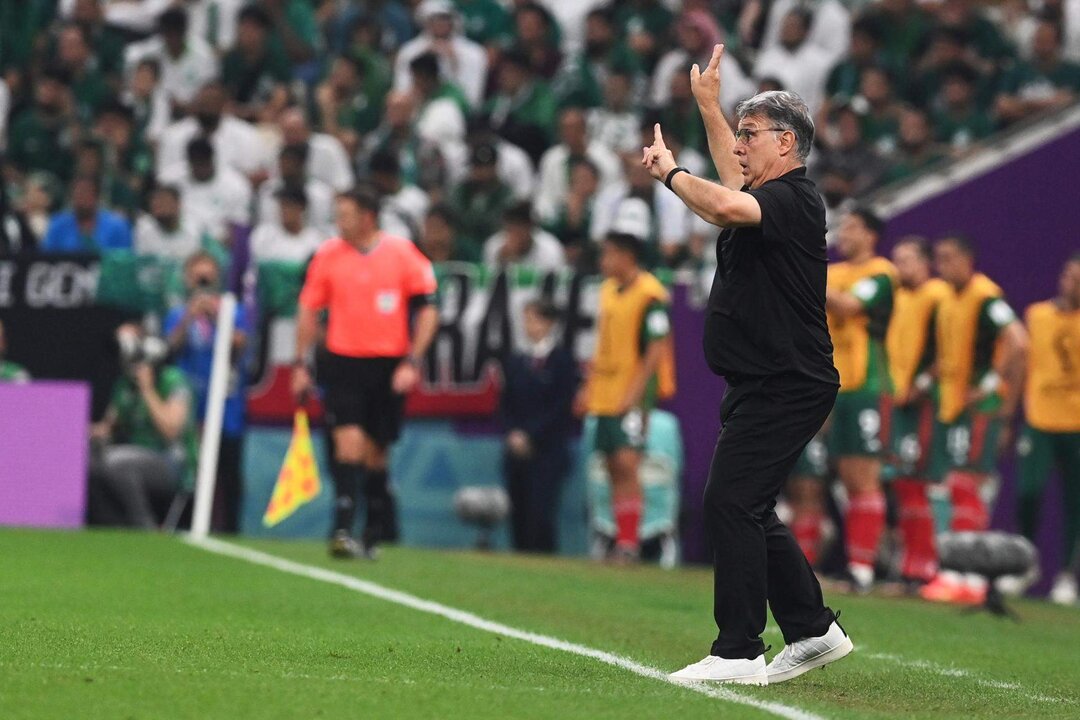 El seleccionador de México Gerardo Martino reacciona hoy, en un partido de la fase de grupos del Mundial de Fútbol Qatar 2022 entre Arabia Saudita y México en el estadio Lusail (Catar). Méndez EFE/EPA/Neil Hall