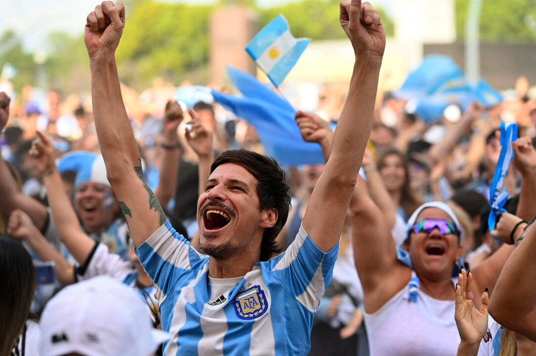 Aficionados argentinos celebran hoy el triunfo de su seleccionado nacional contra Polonia y la clasificación a octavos de final del Mundial de Qatar 2022, en un fan fest en Buenos Aires (Argentina). EFE/Matías Martín Campaya