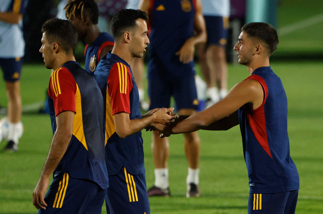 Rodri Hernández junto a Sergio Busquets y Ferran Torres, en el entrenamiento de la selección española la víspera del partido contra Japón. EFE/ Juanjo Martín