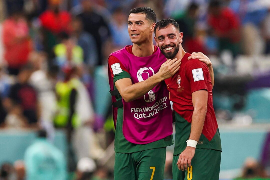 Cristiano Ronaldo (iz) and Bruno Fernandes, durante el partido ante Uruguay del pasado 28 de noviembre. EFE/EPA/JOSE SENA GOULAO