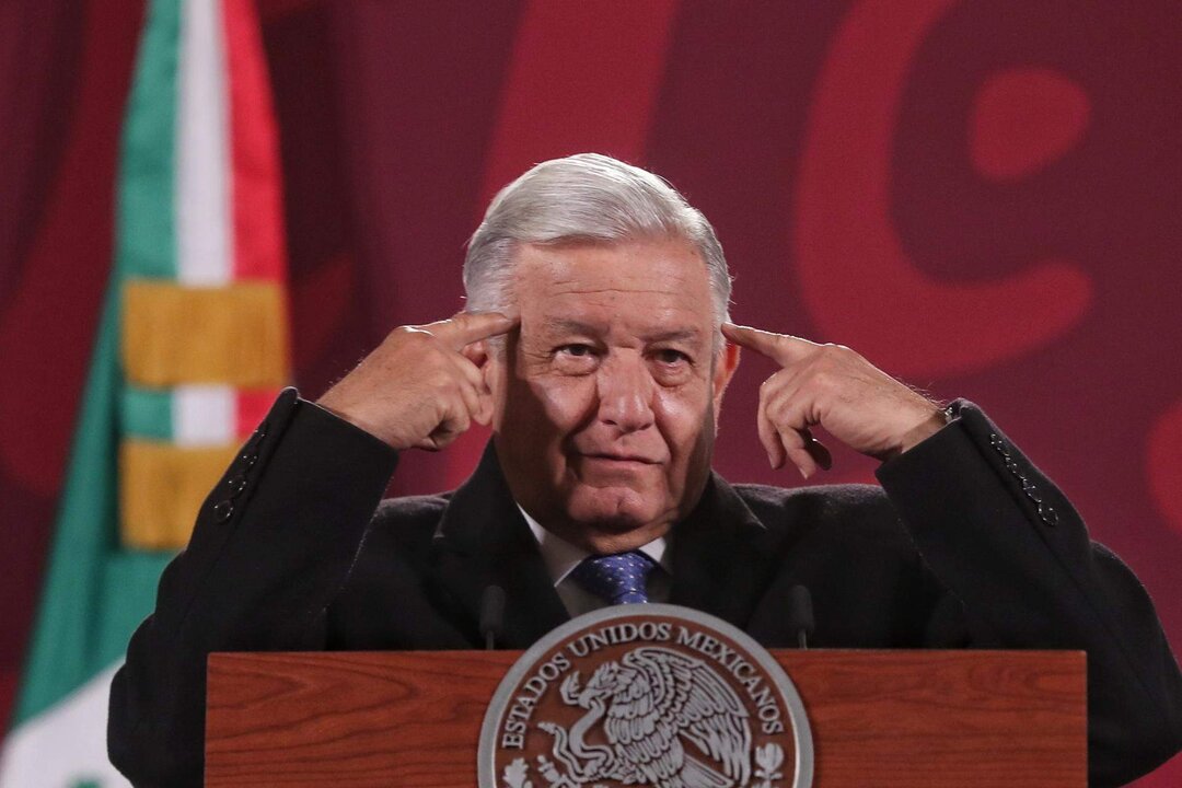 El presidente de México, Andrés Manuel López Obrador, habla durante su rueda de prensa diaria desde el Palacio Nacional, hoy, en la Ciudad de México (México). EFE/ Sáshenka Gutiérrez