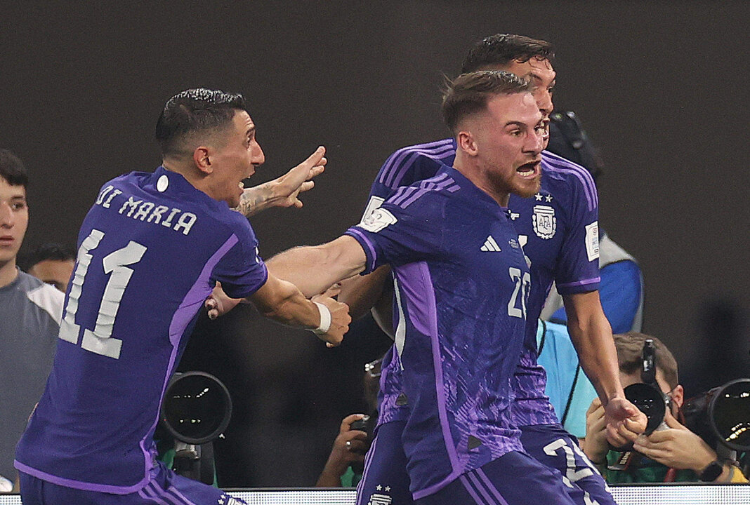 Alexis Mac Allister (d) de Argentina celebra un gol ayer, en un partido de la fase de grupos del Mundial de Fútbol Qatar 2022 entre Polonia y Argentina en el Estadio 974 en Doha (Catar). EFE/Juan Ignacio Roncoroni