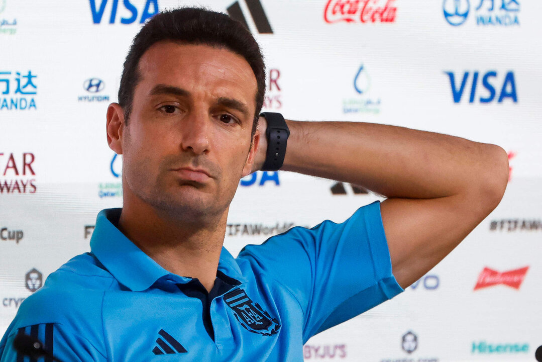 El entrenador de la selección argentina Lionel Scaloni durante una rueda de prensa en el día previo del encuentro por octavos de final frente a Australia. EFE/Juan Ignacio Roncoroni